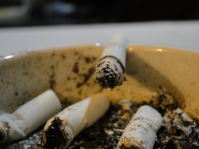 Aschenbecher mit Zigarettenstummel